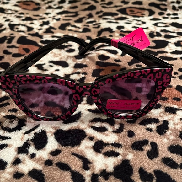 Betsey Johnson Sunglasses - Picture 1 of 4